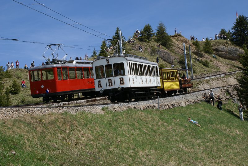 BCFhe 2/3 6 und BDhe 2/4 3 fahren am 21.5.09 gemeinsam von Rigi Staffel nach Rigi Kulm.