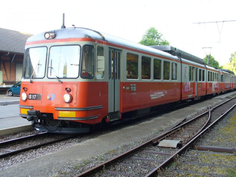 BD - Gelenktriebwagen BDe 8/8  4 + BDe 4/4 6 im Bahnhof am warten auf Fahrgste am 10.05.20007