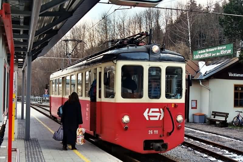 BD4ET Nr. 26.111 der Lokalbahn Vcklamarkt-Attersee im Bahnhof Vcklamarkt im Mrz 2004