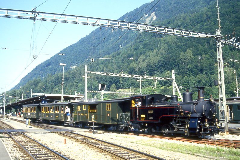 BDB Ballenberg Dampfbahn Dampfzug 2255D von Interlaken Ost nach Grindelwald am 06.08.1994 in Interlaken Ost mit Zahnrad-Dampflok HG 3/3 1067 - F 51 - BC 28 - C 31. Hinweis: Zug beim Umsetzen von Brnig zu BOB-Bahnsteig, da Kompo aus Brienz kam, gescanntes Dia.
