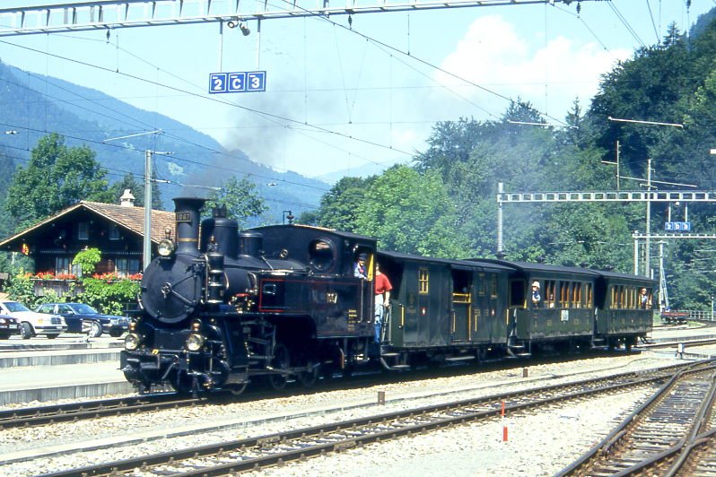 BDB Ballenberg Dampfbahn Dampfzug 2255D von Interlaken Ost nach Grindelwald am 06.08.1994 in Zweiltschinen mit Zahnrad-Dampflok HG 3/3 1067 - F 51 - BC 28 - C 31. Hinweis: gescanntes Dia.
