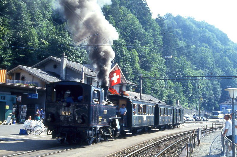 BDB Ballenberg Dampfbahn Dampfzug 32022 von Brienz nach Interlaken Ost am 06.08.1994 in Brienz mit Zahnrad-Dampflok HG 3/3 1067 - C 31 - BC 28 - F 51. Hinweis: gescanntes Dia.

