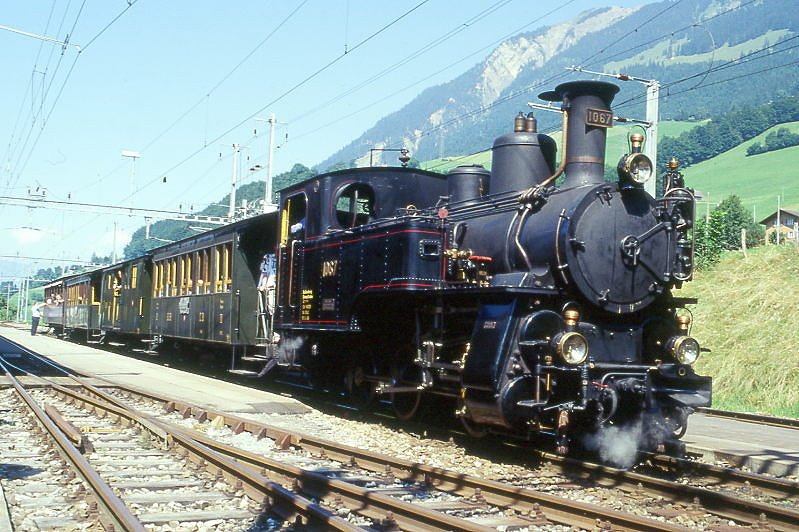 BDB Ballenberg Dampfbahn Dampfzug 32022 von Giswil nach Interlaken Ost am 10.08.1997 in Lungern mit Zahnrad-Dampflok HG 3/3 1067 -  C 31 - F 51 - BC 28 - C 41. Hinweis: gescanntes Dia.
