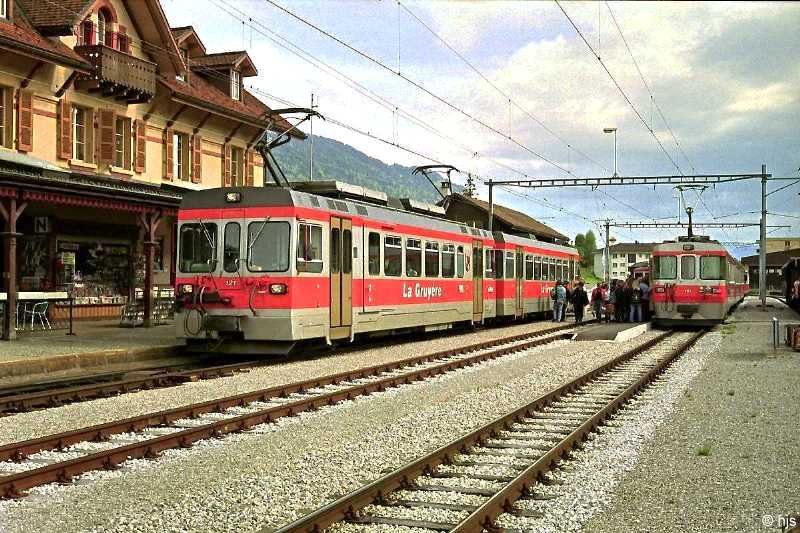 BDe 4/4 121 + Bt 222  (links) und Be 4/4 151 + Bt ... (rechts) in Ch�tel-St. Denis (13. Mai 1993). Ch�tel-St. Denis ist heute Kopfbahnhof, das  tote Ende  liegt in Blickrichtung. Bis 1969 f�hrte von hier eine Strecke der CEV nach St. L�gier.