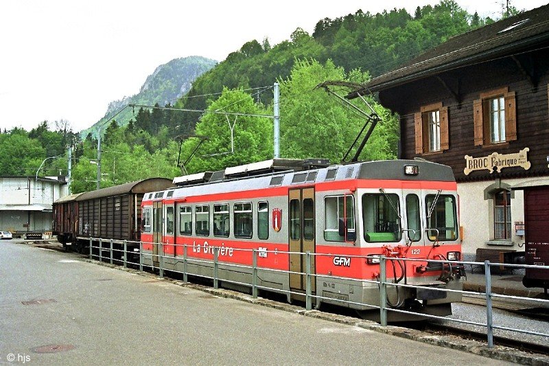 BDe 4/4 122 mit zwei aufgebockten Normalspurwagen in Broc Fabrique (13. Mai 1993)