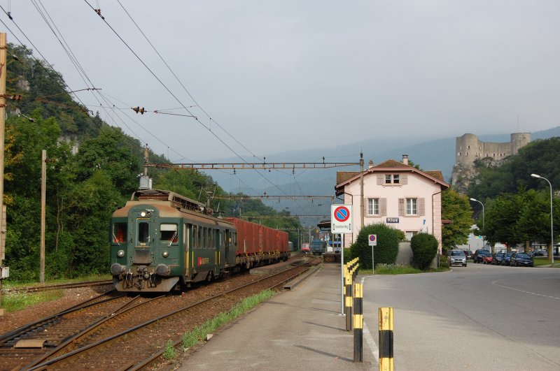 BDe 4/4 1632 mit Mllzug bei der Ausfahrt aus Klus in Richtung Oensingen am 29.08.2008. Der Triebwagen gehrt der OeBB, hat aber noch SBB Anschriften. Im Hintergrund ist die bekannte Burg Alt Falkenstein zu sehen.