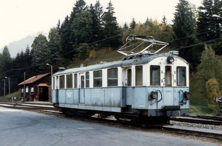 BDe 4/4 18 im Bahnhofsareal von Gstaad als es den Triebwagen noch gab  .. Foto vom Dez.1985