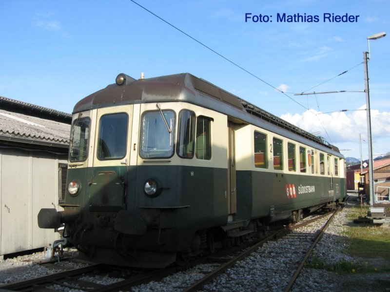 BDe 4/4 49 (Ex. BDe 4/4 81) Wartet auf die berfhrung. Mitlerweilen ist aus diesem BDe einen Rosthaufen geworden. Samstagern 1.Mai.08