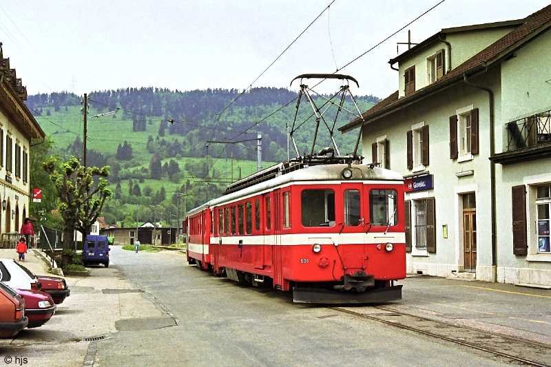 BDe 4/4 606 (mit Bt 702) wartet vor dem Bahnhofsgebude von Glovelier auf Fahrgste (12.Mai 1993).