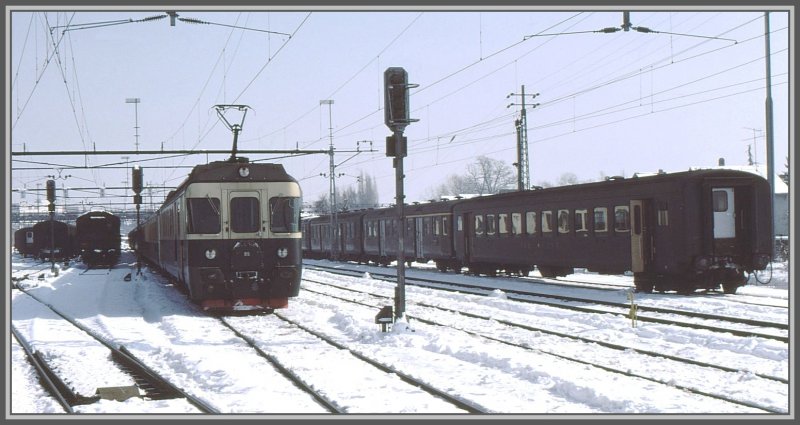 BDe 4/4 85 der SOB wartet in Rapperswil auf den nchsten Einsatz.Rechts sind noch Mitteleinstiegswagen der SBB zu erkennen. (Archiv 03/82)