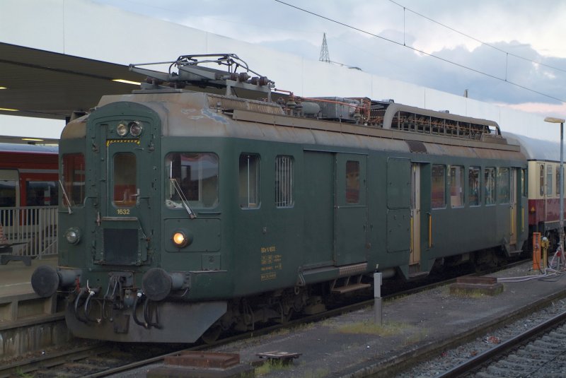 BDe 4/4 von der Oe B B in Basel Bad. mit TEE wagen von Luzern herkommen.
18.04.2009