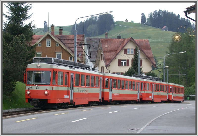 BDe 4/8 22 und 24 verlassen soeben die Haltestelle Gfeld Richtung Trogen. Als Strassenbahn konzipiert, verkehrt sie als solche nur noch in der Stadt St.Gallen und auf einigen kurzen Abschnitten in den Drfern. Ansonsten wurde die Trogenerbahn auf Eigentrassee umgebaut und verbindet im Halbstundentakt das Appenzellerland mit St.Gallen. Leider schien die Sonne nur vom Wirtshausschild. (07.05.2007)
