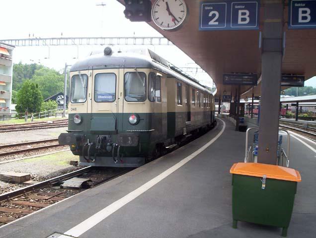 BDe 576 048-3 steht am 22. Juli 2004 in Arth-Goldau fertig fr ihre nchste fahrt nach Biberbrugg.