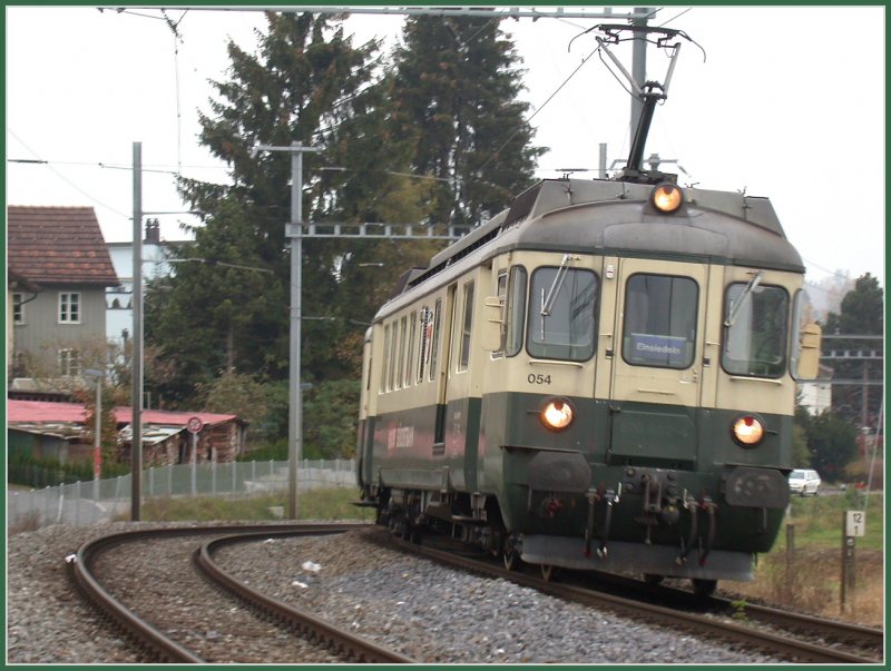 BDe 576 054 kommt auf der 50 o/oo Steigung von Wollerau nach Einsiedeln in Samstagern an. (10.11.2006)