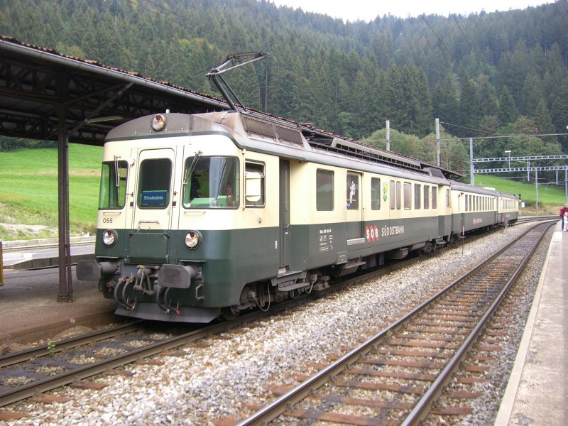 BDe 576 055 steht mit seinem Zug am 09.09.2007 abfahrbereit in Biberbrugg.