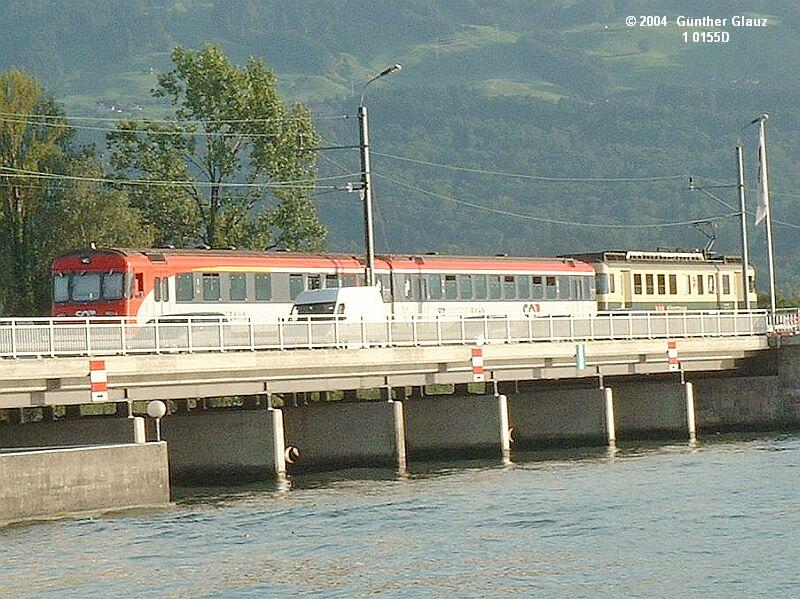 BDe 576 058-2 im alten Design mit Zwischenwagen und Steuerwagen im neuen Design am 15.08.2004 auf der Seedammbrcke bei Rapperswil