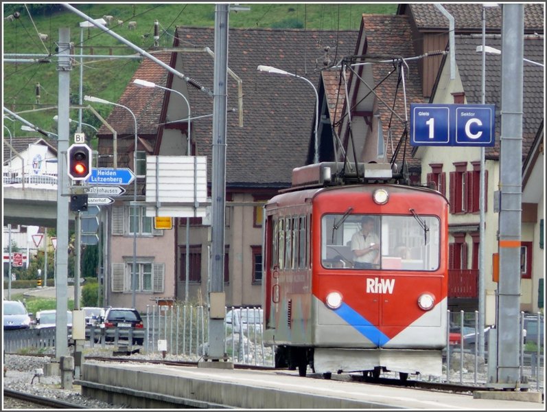 BDeh 1/2 der einzige Triebwagen der RhW auf der Flachstrecke zwischen Bahnhof Rheineck und Ruderbach. (11.05.2008)