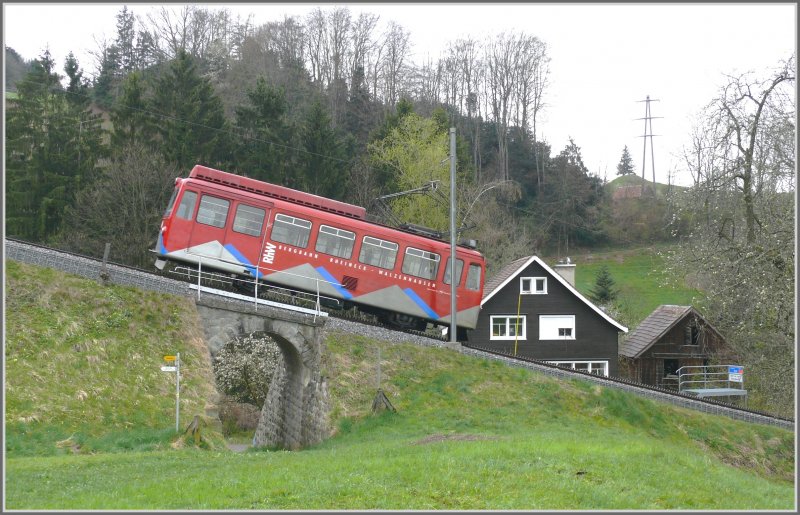 BDeh 1/2 erreicht soeben die kleine Plattform der Haltestelle Hof auf halbem Weg zwischen Walzenhausen und Rheineck. (14.04.2008)