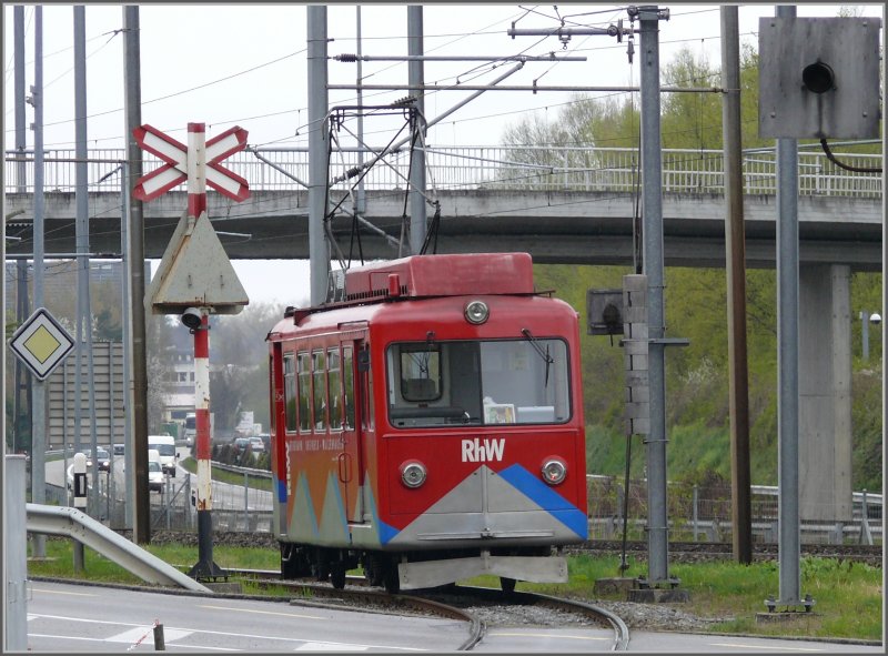 BDeh 1/2 von Walzenhausen hat die Talsohle erreicht und fhrt jetzt noch ohne Zahnrad weiter entlang der SBB Geleise zum Endbahnhof Rheineck. (14.04.2008)