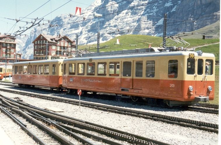 BDeh 2/4  209 mit Steuerwagen im Bahnhof auf der Kleinen Scheidegg im Mrz 1990