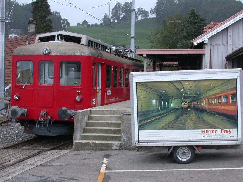 BDeh 2/4 23 neben einem Strassenanhnger der Fahrleitungsfirma Furrer+Frei im Bahnhof Heiden. (17.09.2006)