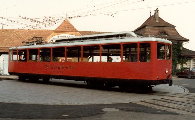 BDeh 2/4 3  auf der Drehscheibe beim Bahnhof in Vitznau im Juni 1985