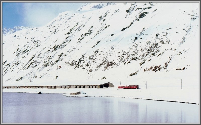 BDeh 2/4 42 erreicht in Krze die Station Oberalppass. (Archiv 14.10.1975)
