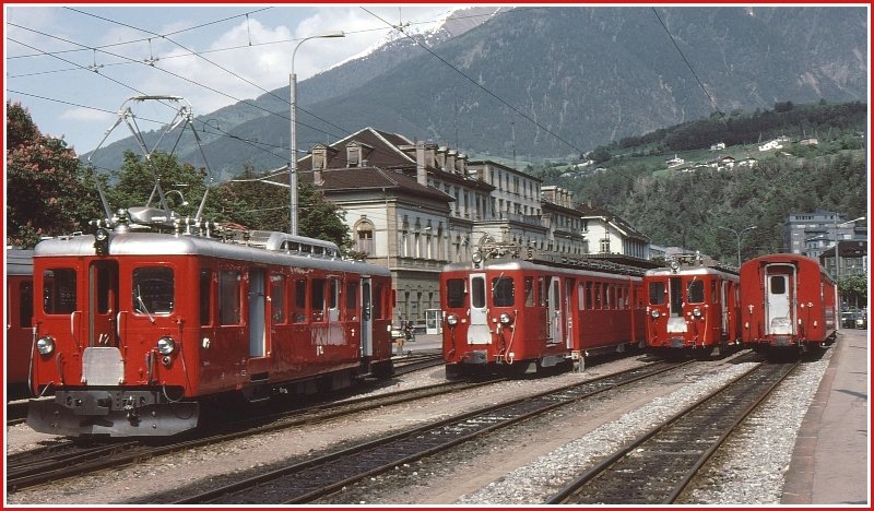 BDeh 2/4 42 der FO, ABDeh 8/8 und BDeh 6/6 der BVZ im Bahnhof Brig. (Archiv 06/77)