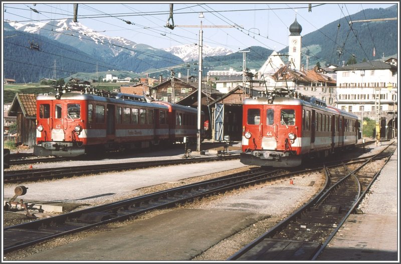 BDeh 2/4 44 mit einem ABt trifft den BDeh 2/4 42+ABt in Disentis/Mustr. (Archiv 06-83)