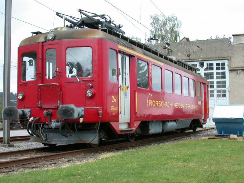 Bdeh 2/4 Nr 24 vor dem Depot Heiden. (20.09.2004) Im Jahr 2004 fhrte die RHB noch die erste Wagenklasse, darum ABdeh 2/4.