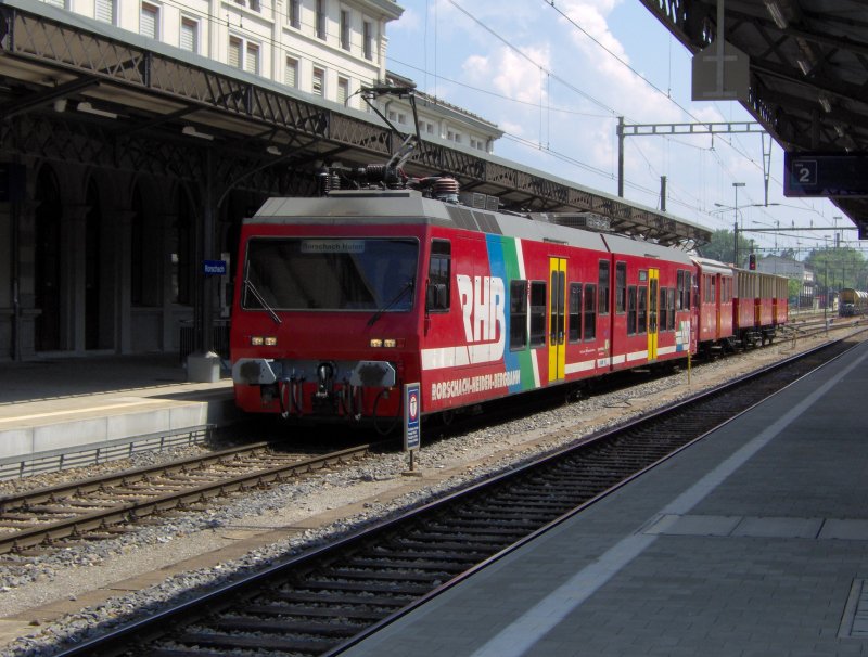 BDeh 3/6 25 und alten Aussichtswagen als Regionalzug von Heiden nach Rorschach Hafen. Hier im Hauptbahnhof. 
