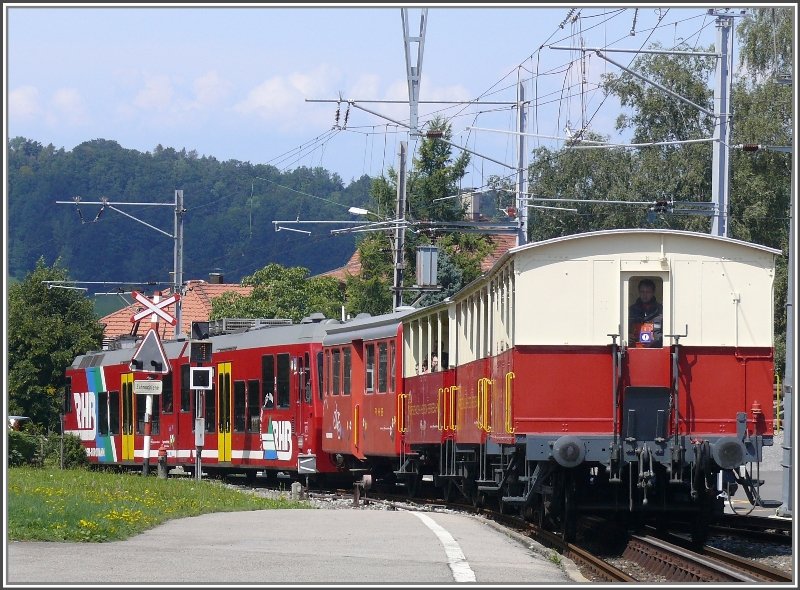 BDeh 3/6 25 mit Velo- und Sommerwagen bei der Ankunft in Heiden. Der Triebwagen wird vom Lokfhrer mittels Bauchladen gesteuert. Er ist hinter der Scheibe des vordersten Sommerwagens zu sehen. (16.08.2008)