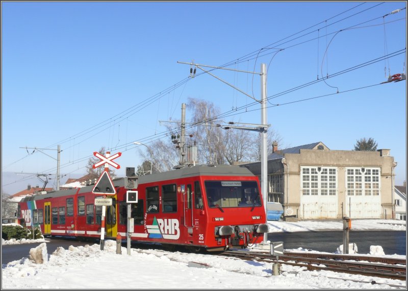 BDeh 3/6 25 verlsst das wieder sonnige Heiden vorbei am alten Depot und verschwindet alsbald in der Nebelsuppe ber dem Bodensee. (25.12.2007)