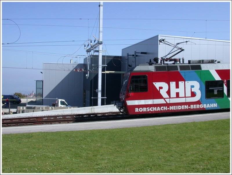 BDeh 3/6 25 vor dem kurz vor der Vollendung stehenden neuen Depot in Heiden. (24.09.2007)