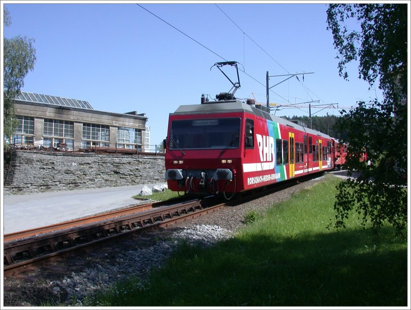 BDeh 3/6 fhrt in Heiden ab nach Rorschach Hafen am Bodensee. Links ist das inzwischen gleismssig nicht mehr erschlossene alte Depot zu sehen. (17.05.2007)