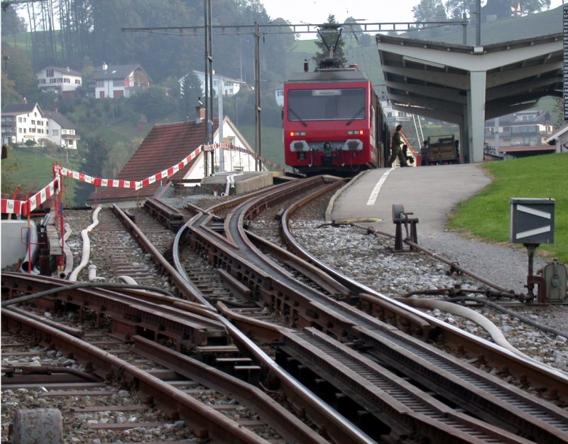 BDeh 3/6 Nr.25 ist soeben auf Gleis 1 in Heiden eingetroffen. Die zwei Zahnstangenweichen zum Gleis 2 und ins Depot sind mangels weiterfhrender Geleise zur Zeit ausser Betrieb. (18.10.2006)