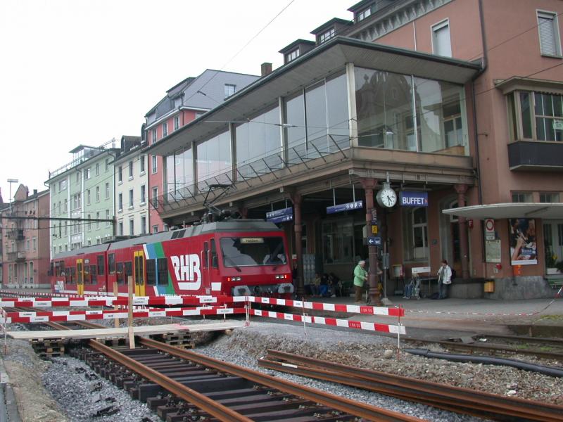 BDeh 3/6 wartet vor dem Hafenbahnhof Rorschach auf die Abfahrt. Das darberliegende Restaurant bietet einen guten Blick auf die Zge und ebenfalls auf die Schiffe auf dem Bodensee.(12.04.2005)
Zur Zeit ist das Hafenrestaurant leider geschlossen.