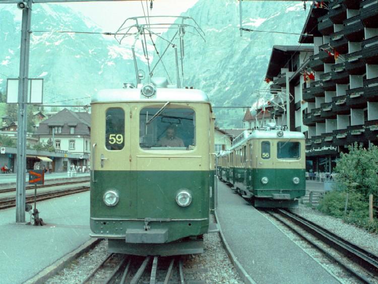 BDeh 4/4  + BDeh 4/4 am warten auf fahrgste im Bahnhof von Grindelwald im Juni 1987