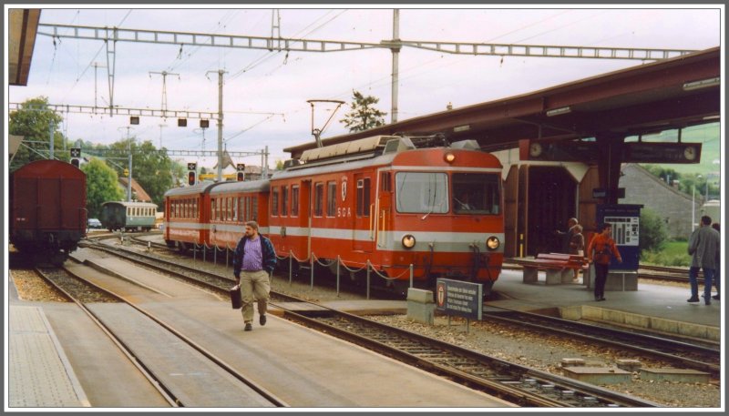 BDeh 4/4 11 der SGA ist aus St.Gallen kommend in Appenzell eingefahren. Links ist ein geschemelter Normalspurgterwagen zu sehen und im Hintergrund ein alter SGA Wagen. (Archiv 06/82)