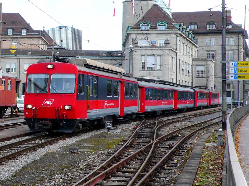 BDeh 4/4 13 mit extra langem Olma-Zug am 17.10.08 in St. Galler Nebenbahnhof.