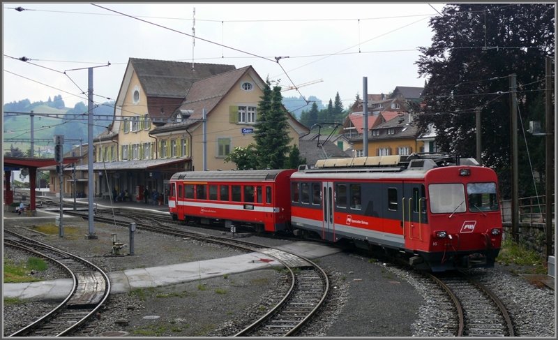 BDeh 4/4 16 und ABt 117 erreichen den Bahnhof von Gais mit seinem schnen Stationsgebude. (12.06.2008)
