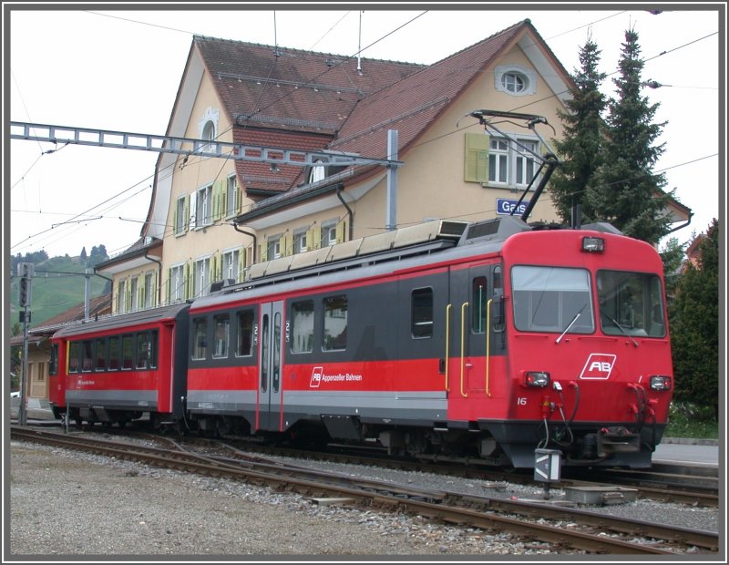 BDeh 4/4 16 und sein Steuerwagen warten auf Gleis 1 vor dem stattlichen Bahnhofgebude von Gais auf die Rckfahrt nach Altsttten Stadt. (07.05.2007)