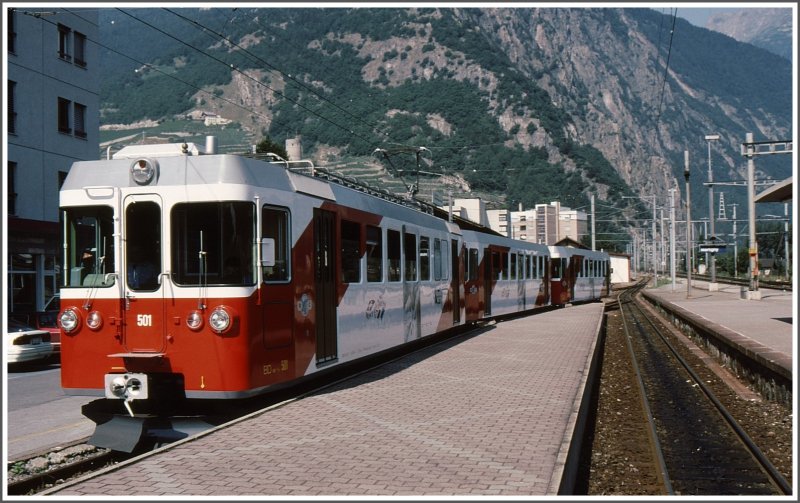 BDeh 4/4 501 mit zwei Bt bei der Ausfahrt aus dem Bahnhof Martigny. Die Talstrecke bis Vernayaz verfgt ber Oberleitung, danach wird auf Teilstrecken der Strom von einer dritten Schiene bezogen. (Archiv 08/94)
