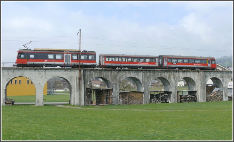 BDeh 4/4 Pendelzug nach St.gallen auf den Vorlandbrckenbgen des Sitterviaduktes in Appenzell. (17.04.2008)
