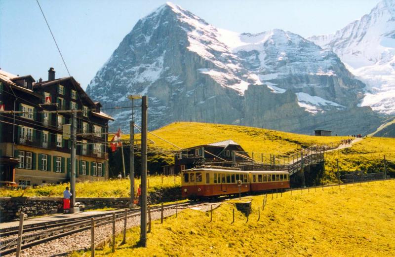 BDhe 2/4 203 fhrt aus Kleine Scheidegg aus 15-8-2002