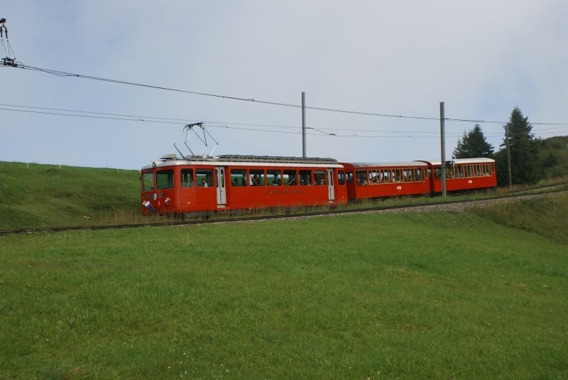 BDhe 4/4 5 nhert sich am 12.8.09 mit einem Zug nach Vitznau Rigi Staffel.