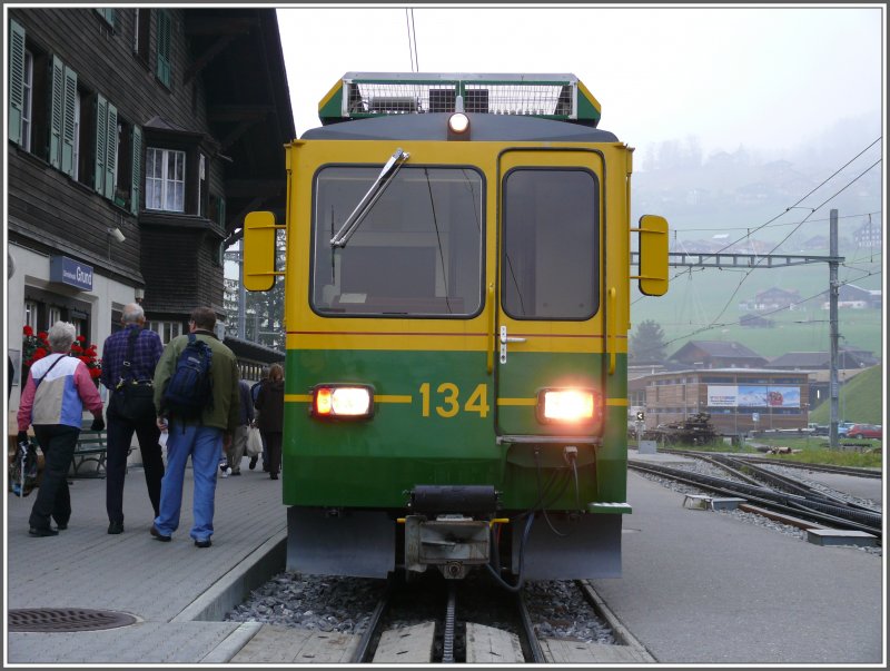 BDhe 4/8 132 und 134 fahren in Doppeltraktion auf die Kleine Scheidegg. Der Lokfhrer betritt den Fhrerstand normalerweise durch die Fronttre. (11.10.2007 um 09.00 Uhr)