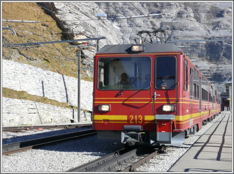 BDhe 4/8 213 wartet in Eigergletscher eine Zugskreuzung ab. (11.10.2007)