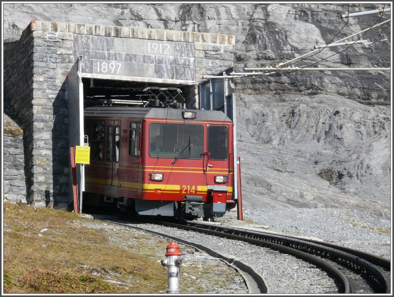 BDhe 4/8 214 verlsst bei Eigergletscher den 7km langen Tunnel gut 1000m tiefer als beim Start auf dem Jungfraujoch. (11.10.2007)