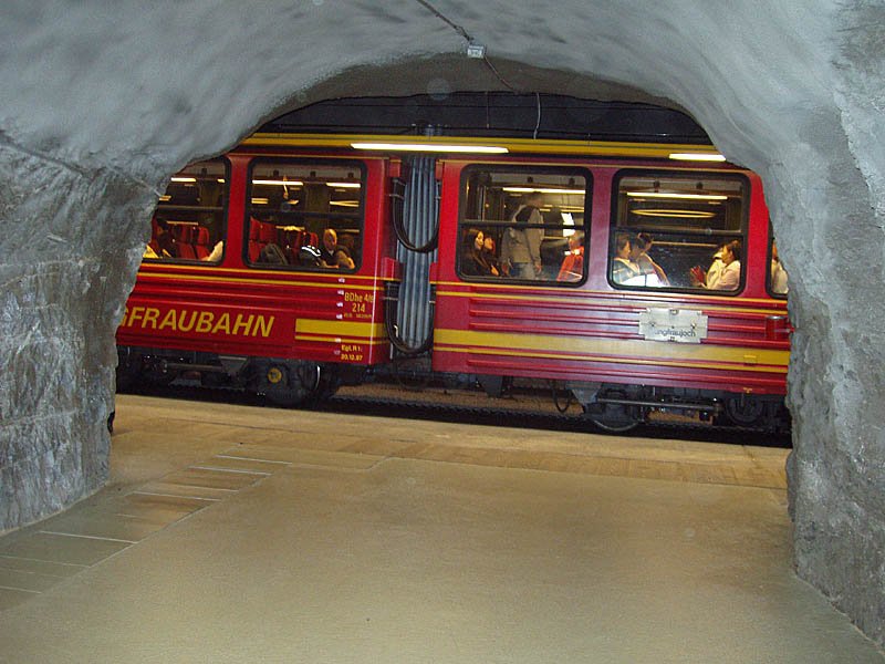 BDhe 4/8 fhrt gleich weiter Richtung Jungfraujoch. 11. Juli 2003
